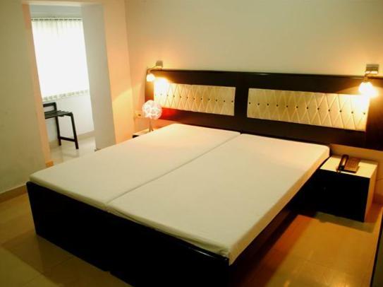 Fabexpress Neeranand Regency - Fully Vaccinated Staff Hotel Kalkutta Szoba fotó